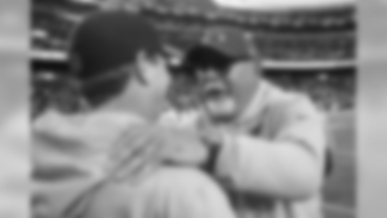 Cardinals head coach Bruce Arians (right) greets Redskins head coach Jay Gruden (left) after the game