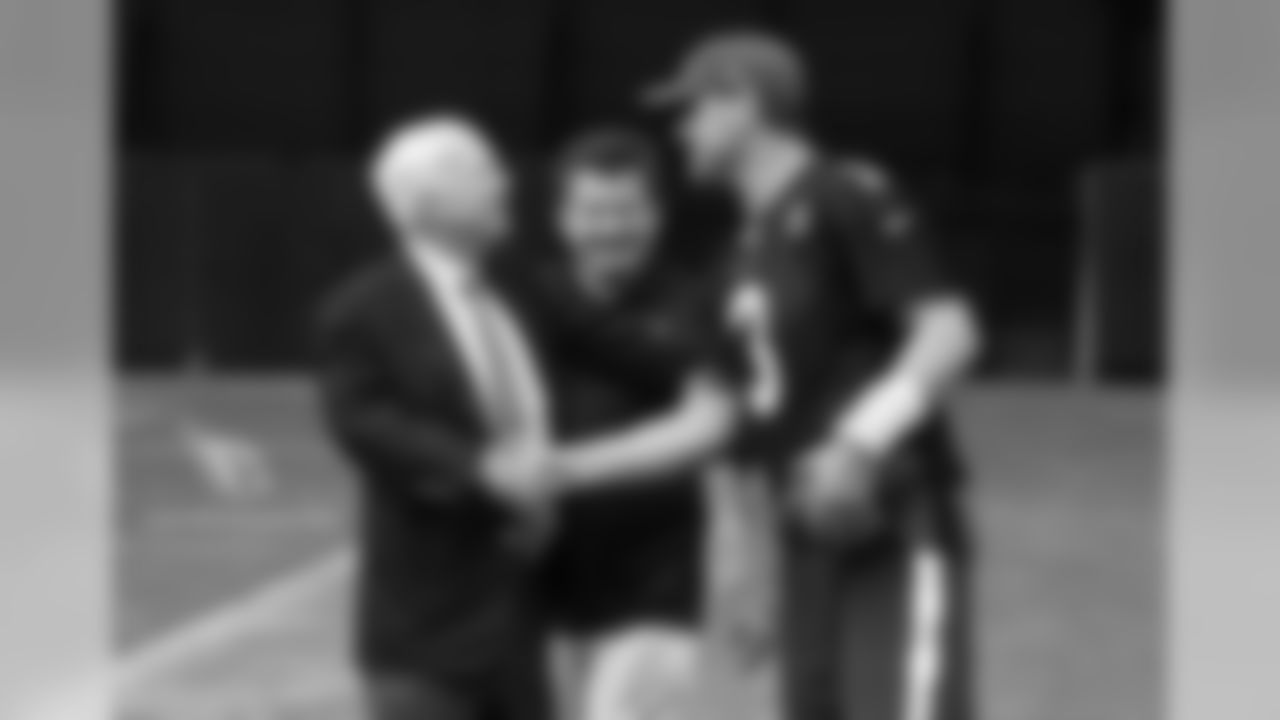 Senator John McCain shakes the hand of QB Carson Palmer