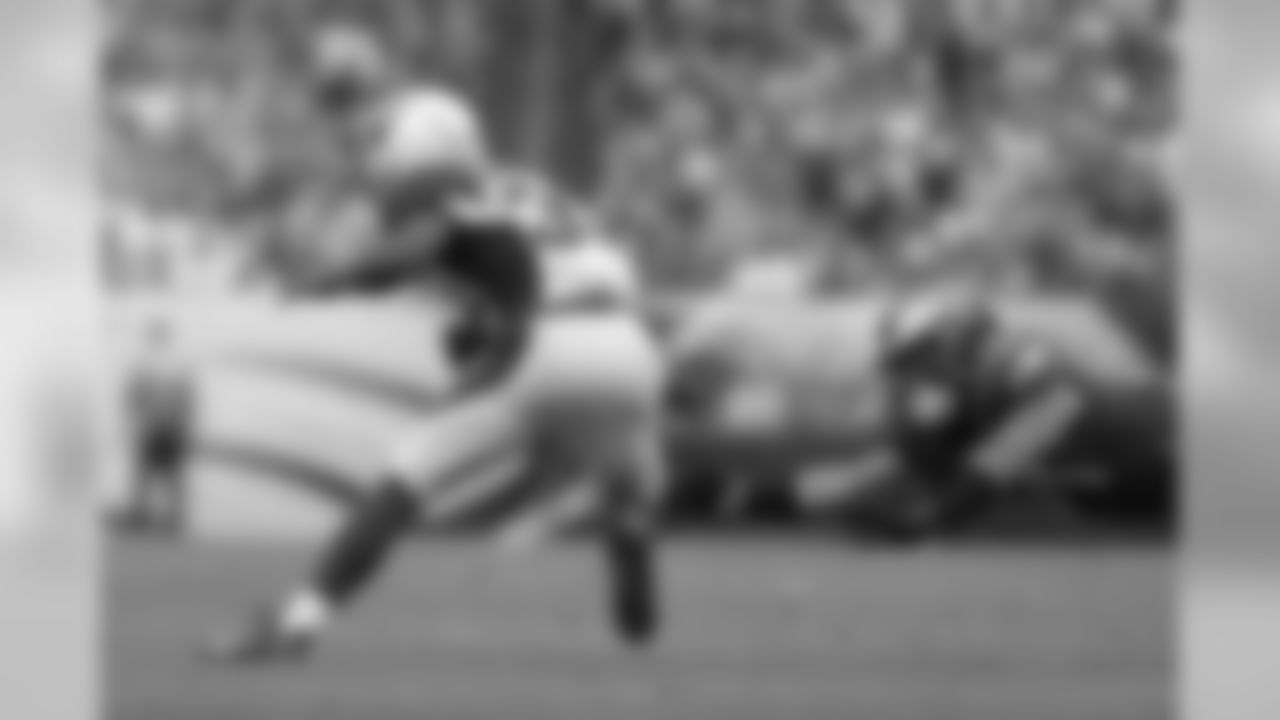 RB Kerwynn Williams jukes in the open field