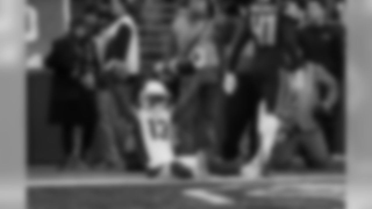 WR Jaron Brown catches a touchdown
