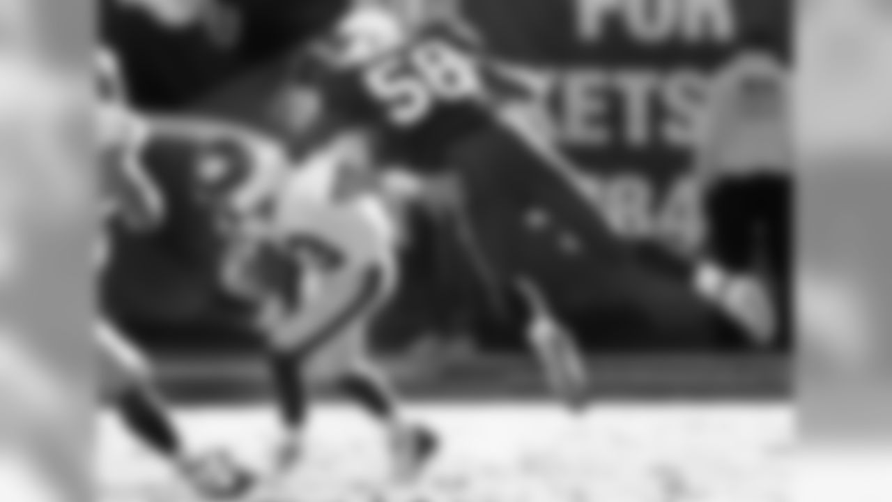 LB Karlos Dansby flies at then-Giants QB Kurt Warner in 2004
