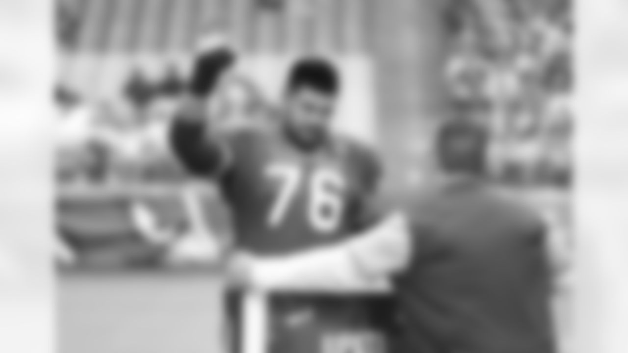 G Mike Iupati gets his Pro Bowl jersey