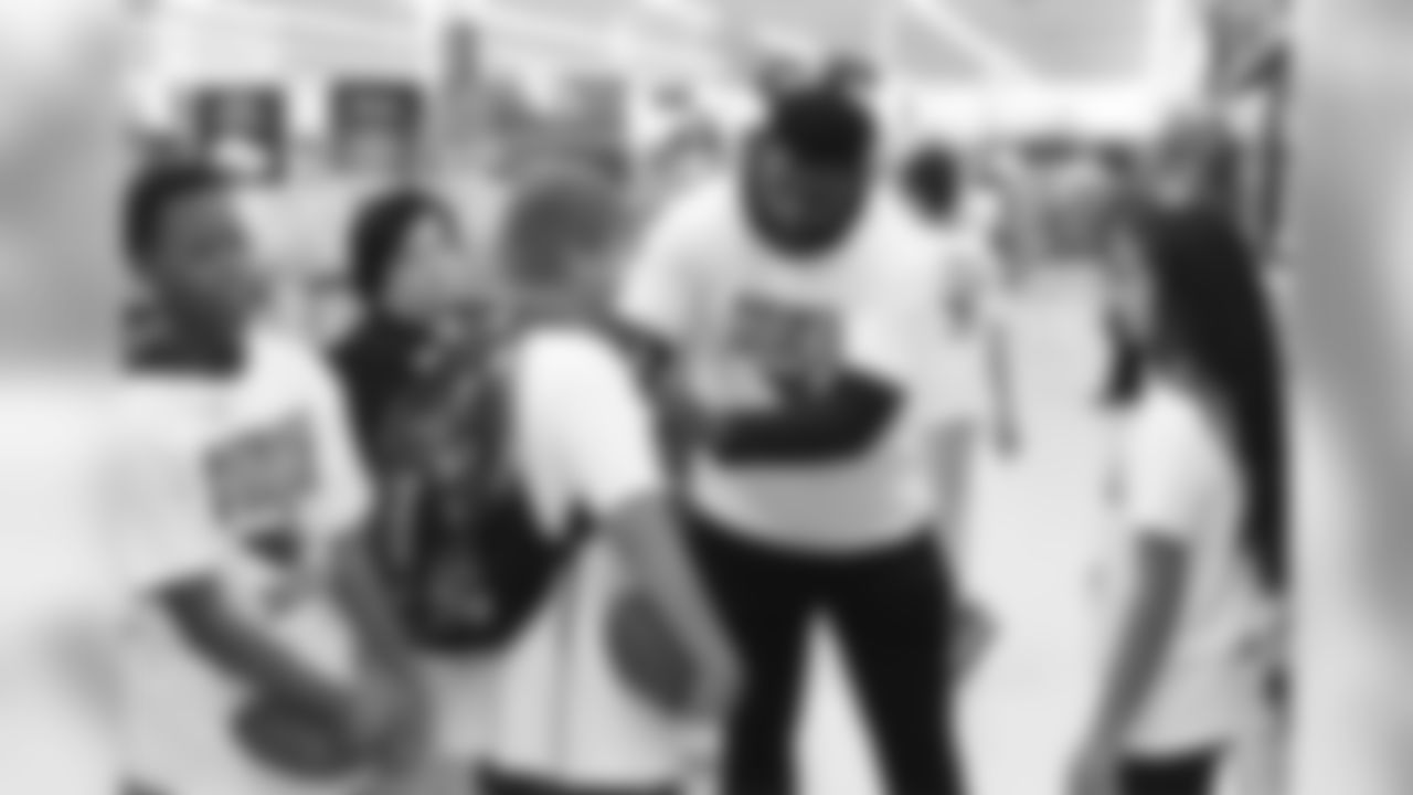 LB Karlos Dansby signs autographs