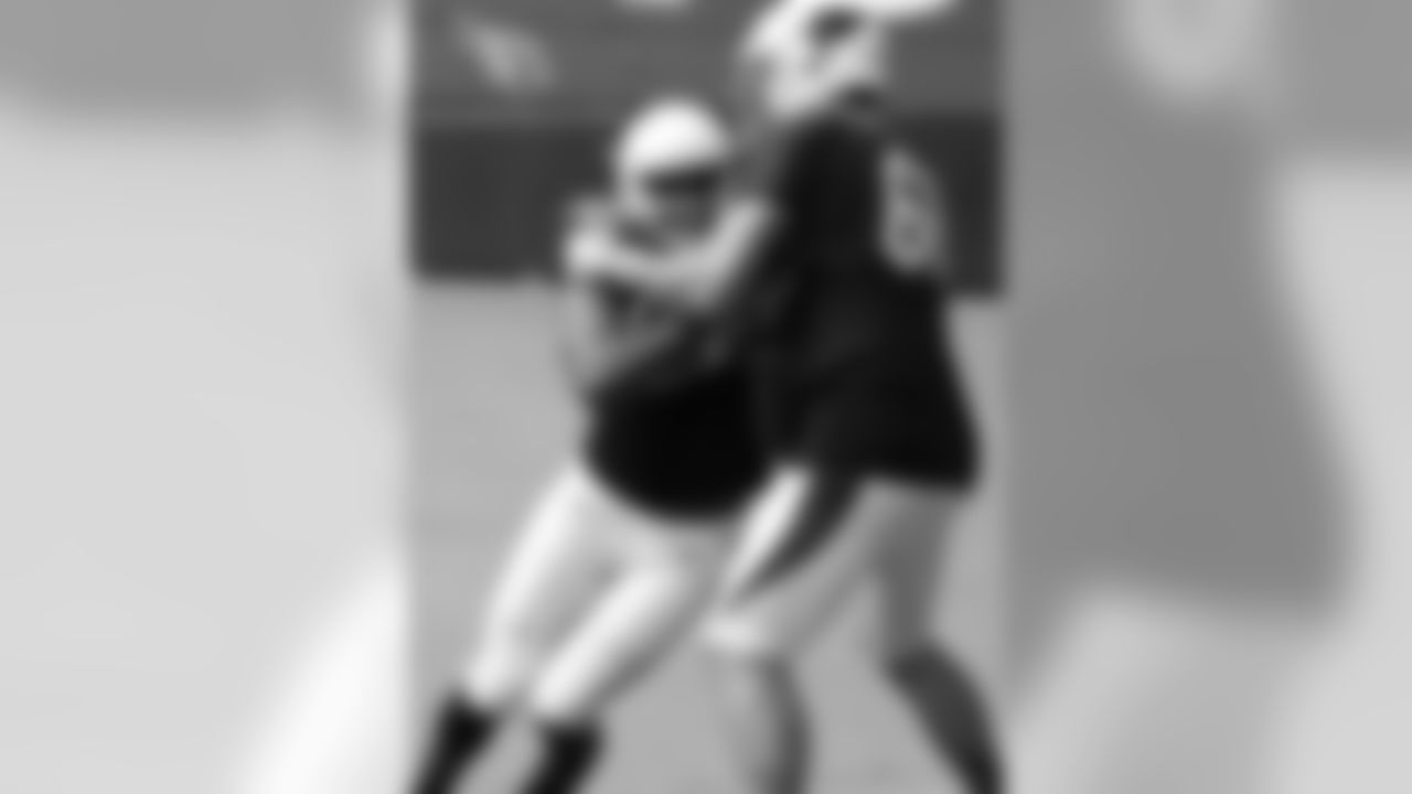 LB Chandler Jones (left) takes on T Jared Veldheer
