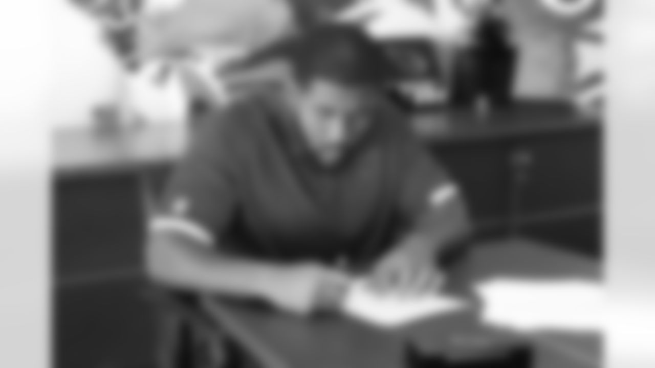Fourth-round pick G Dorian Johnson signs his contract