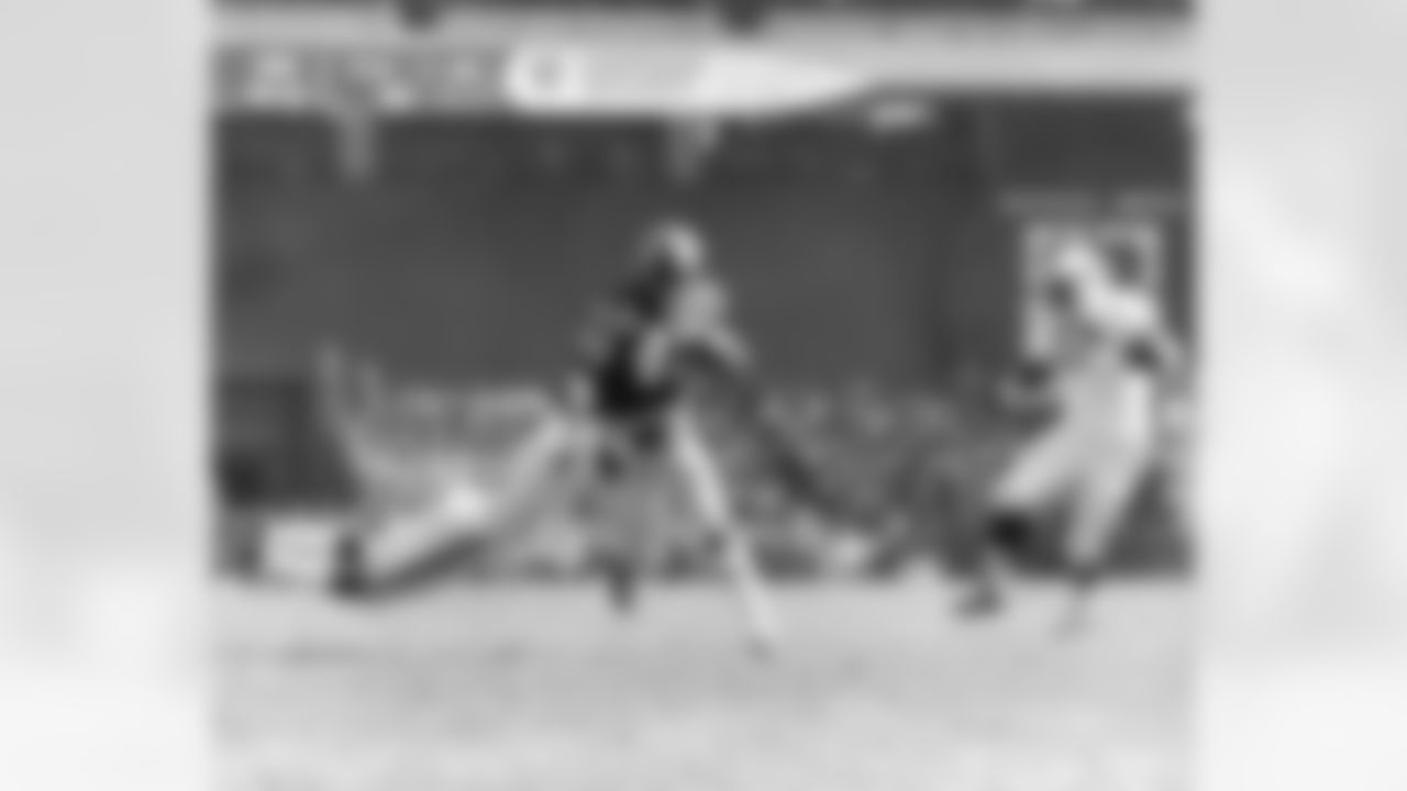 1973: Washington's Charley Taylor runs with the ball