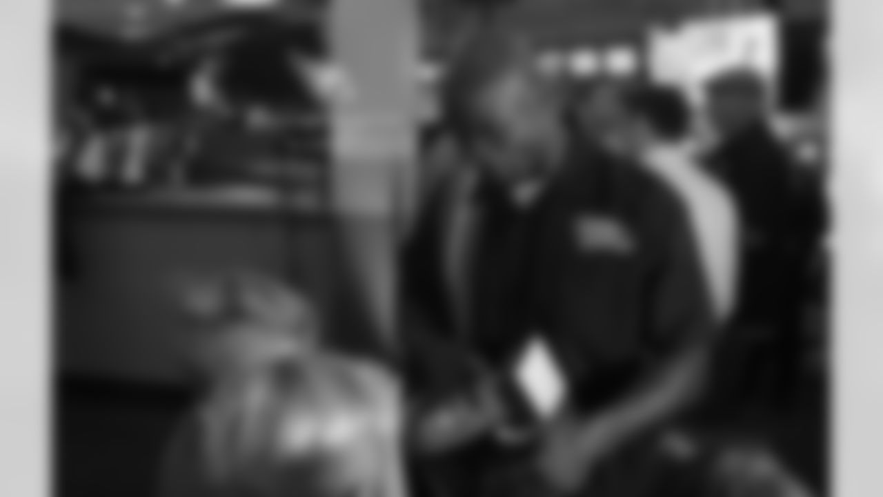 Adrian Peterson signs an autograph