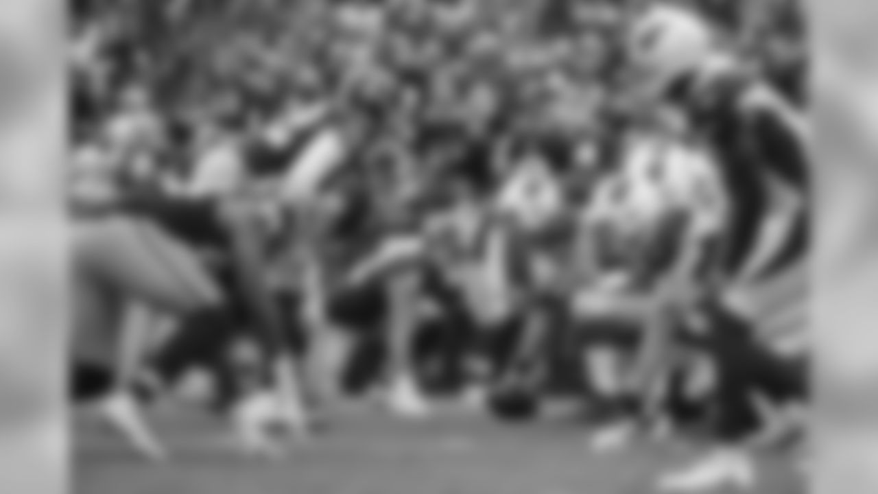 The Arizona Cardinals and Washington Redskins at the line of scrimmage