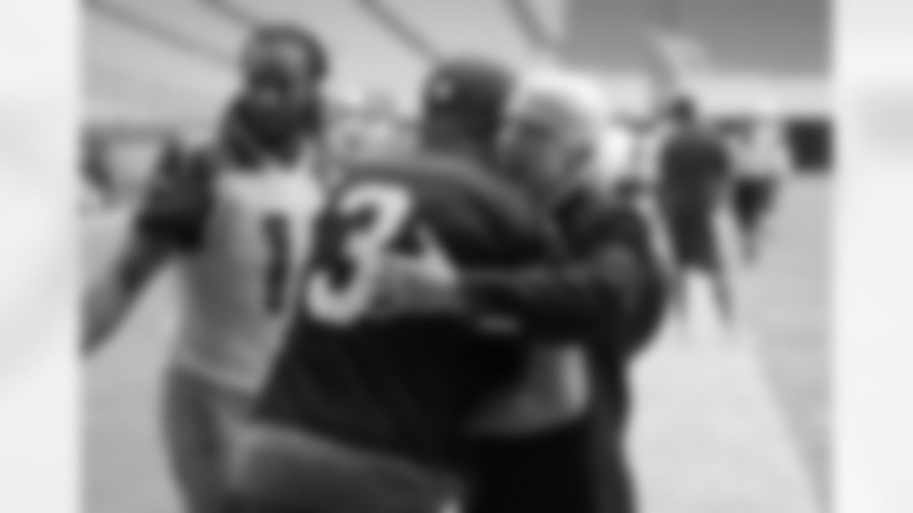 QB Carson Palmer hugs Senator John McCain