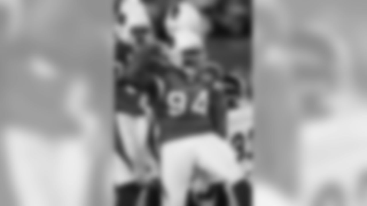 DE Antonio Smith celebrates a play
