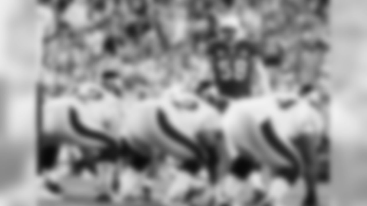 LB Karlos Dansby looks over the Steelers' line