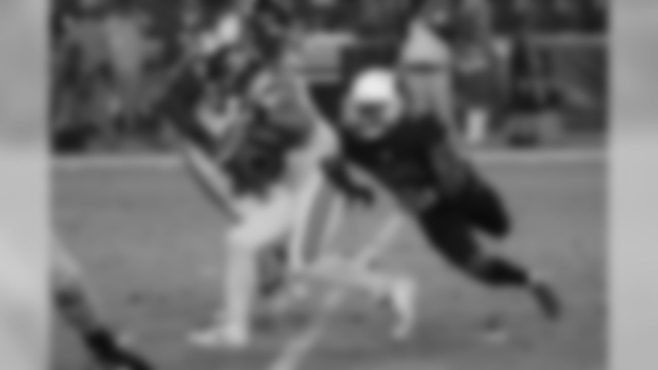LB Haason Reddick rushes QB Russell Wilson