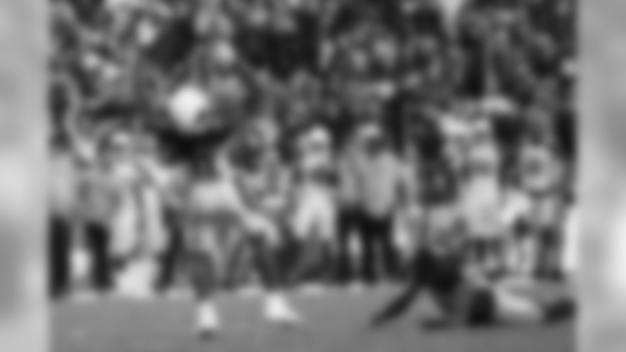 Gabbert's pass sails over Cardinals WR Larry Fitzgerald