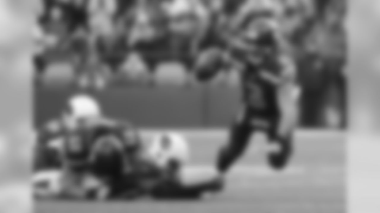 Seahawks QB Russell Wilson dives forward