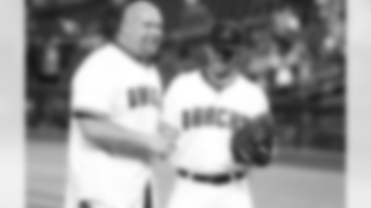 Steve Keim shakes hands with Diamondbacks catcher Tuffy Gosewisch after his pitch