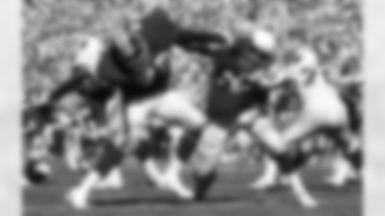 1998: Washington DE Dexter Manley battles with Cardinals OL Luis Sharpe