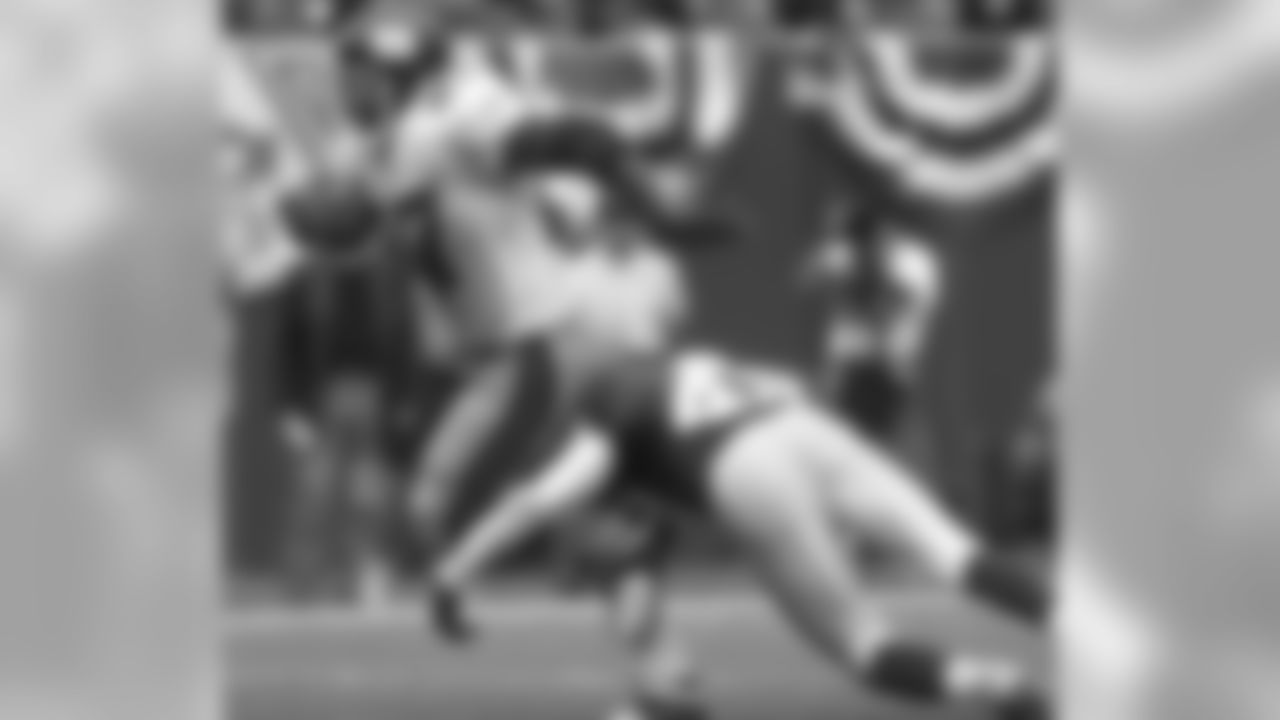 Giants RB Ron Dayne runs while Kwame Lassiter goes for the tackle in 2000