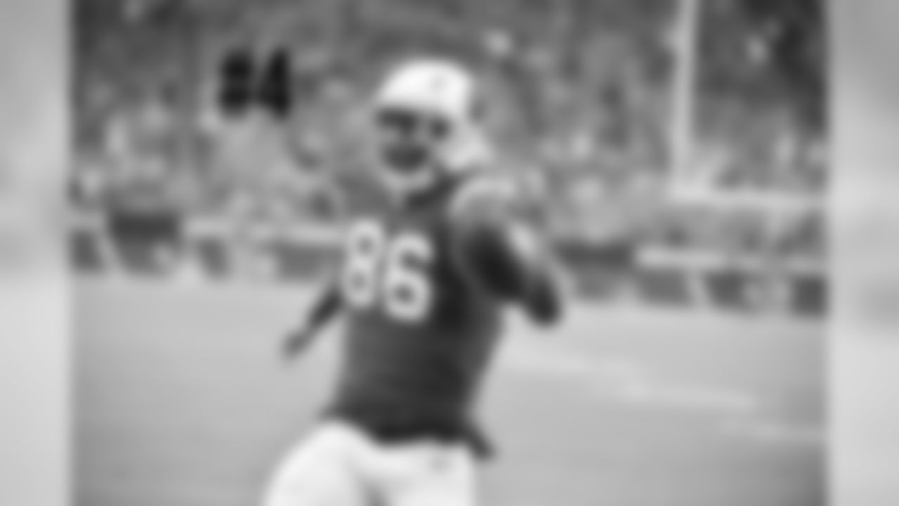 TE Ricky Seals-Jones celebrates his touchdown