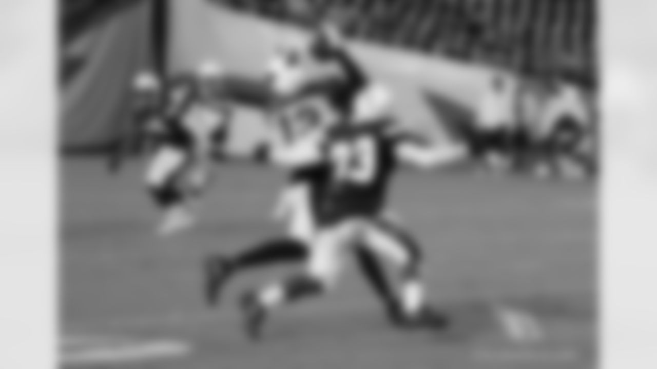 WR Jaron Brown catches a pass in front of Chargers CB Steve Williams
