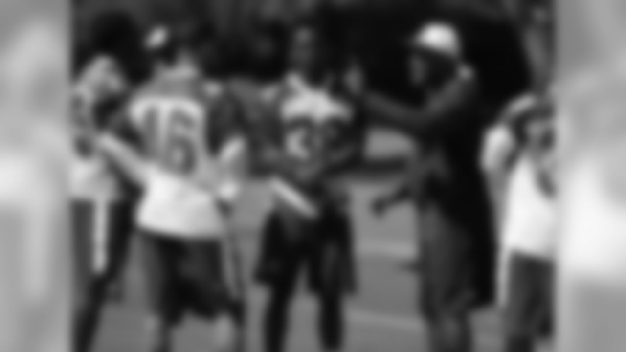 Cornerbacks coach Kevin Ross dispenses advice