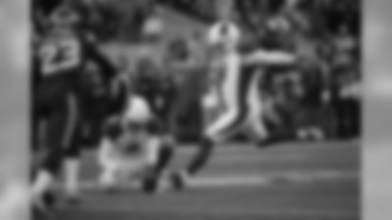 Cardinals K Phil Dawson knocks in a field goal
