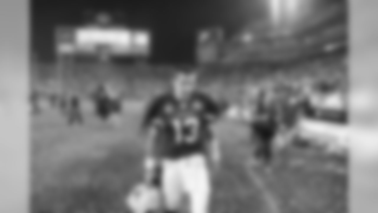 QB Kurt Warner walks off after the loss