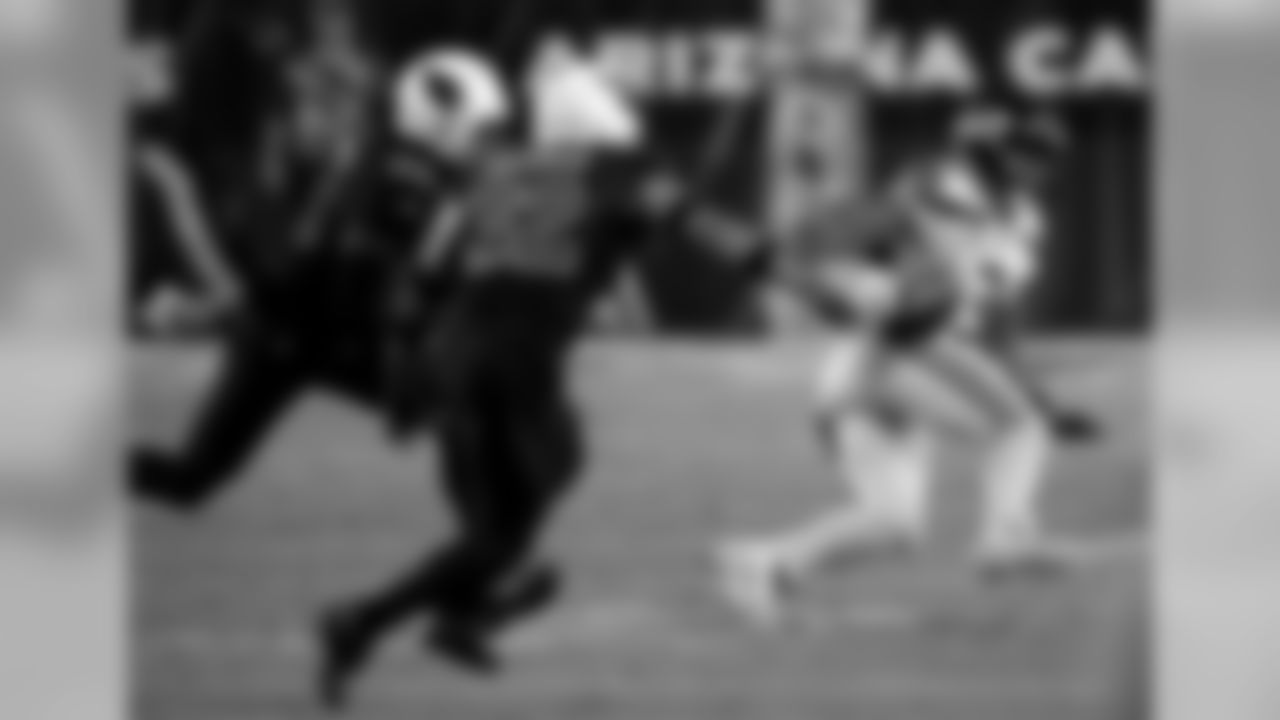 Seahawks QB Russell Wilson escapes LB Chandler Jones (left) and S Tyrann Mathieu (center)