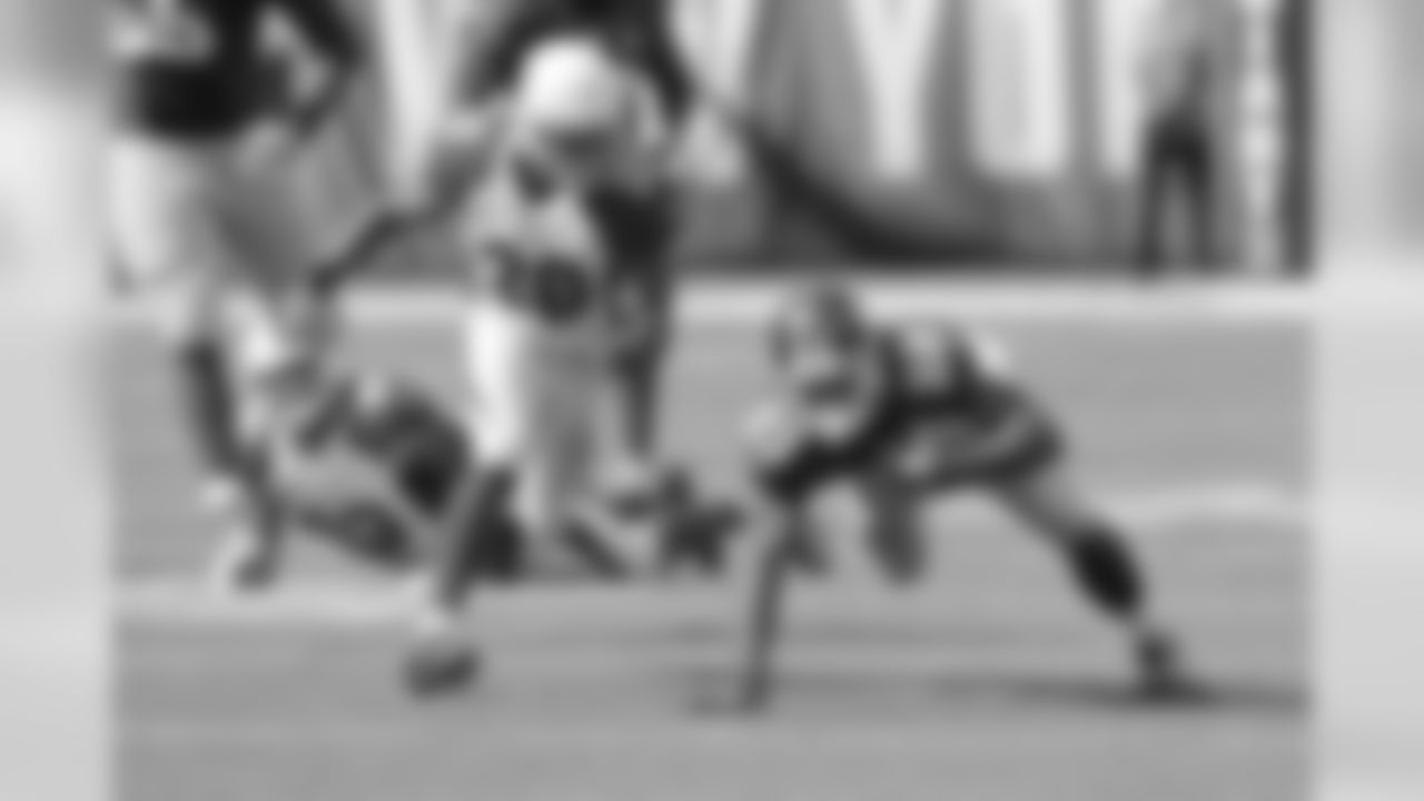 2014: S Rashad Johnson closes in on Giants RB Rashad Jennings