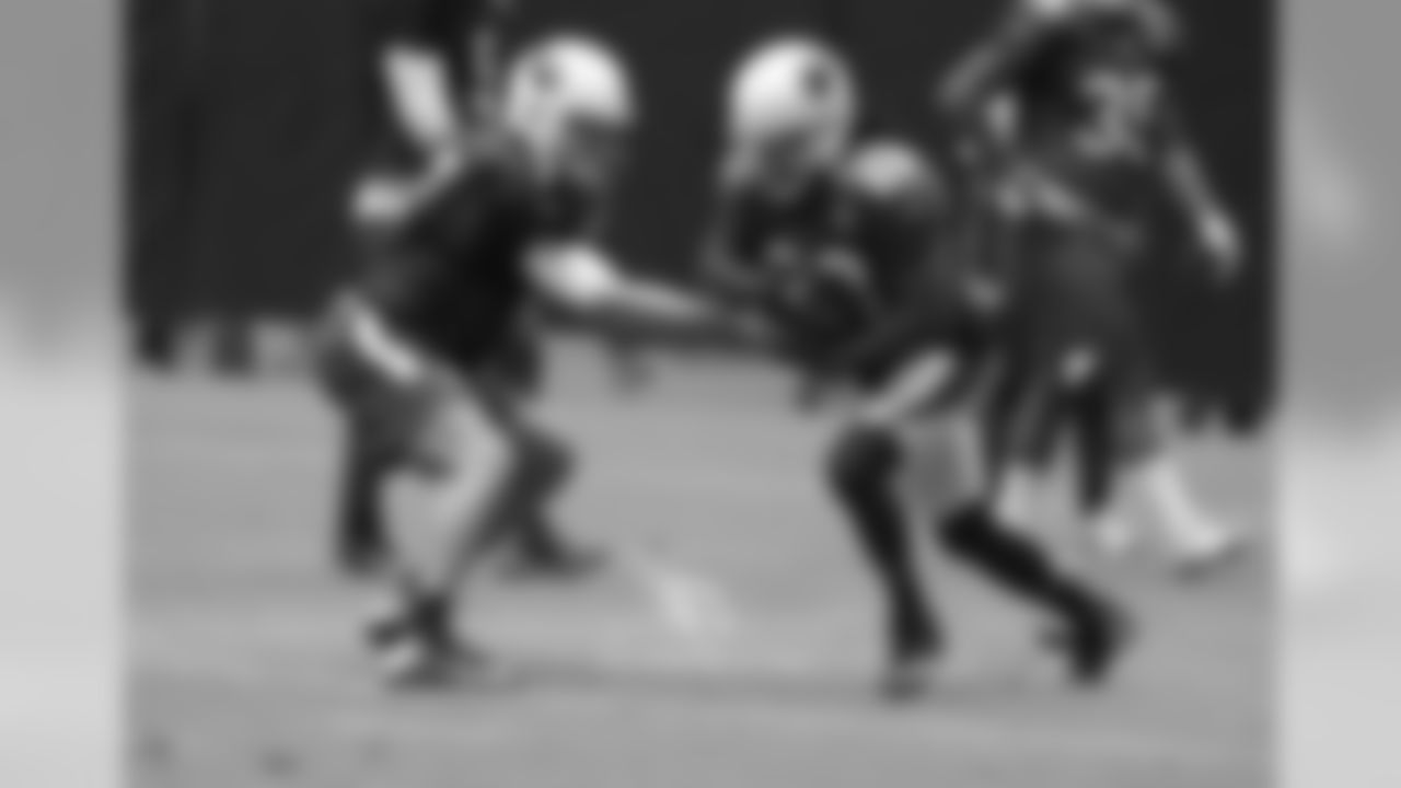 Blaine Gabbert hands off to Chris Johnson