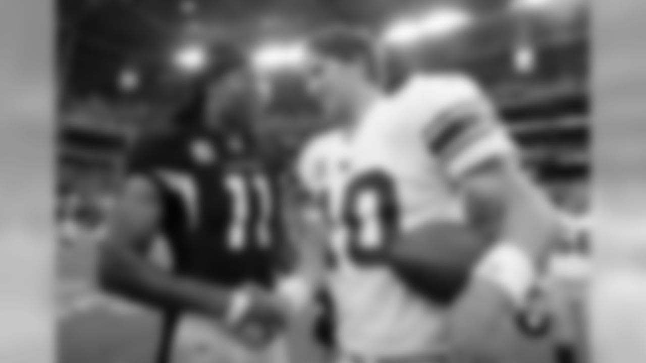 WR Larry Fitzgerald and Giants QB Eli Manning shake hands following the game in 2011
