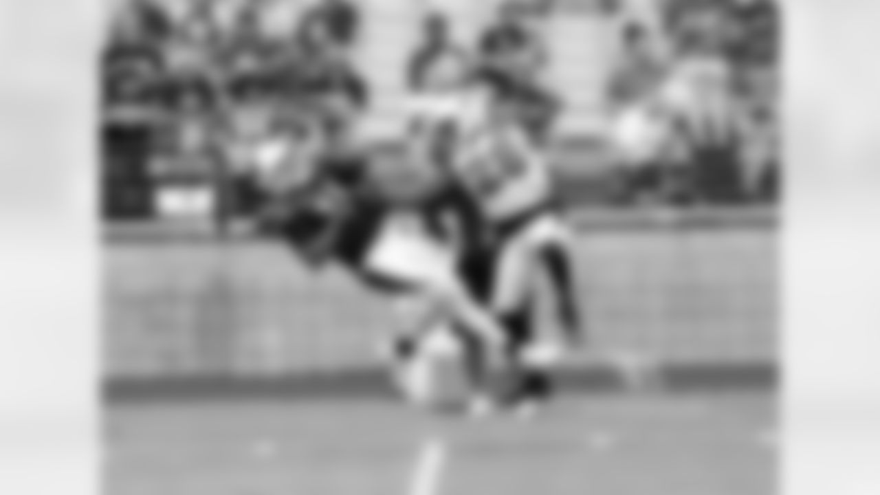 CB Brandon Williams breaks up a pass for WR Michael Floyd