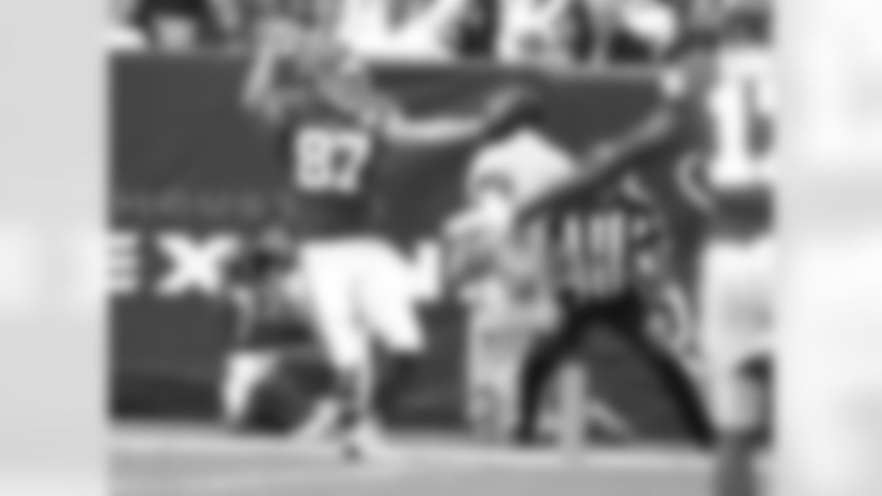 Kansas City Chiefs tight end Travis Kelce (87) winds up for his Falcon Punch touchdown dance