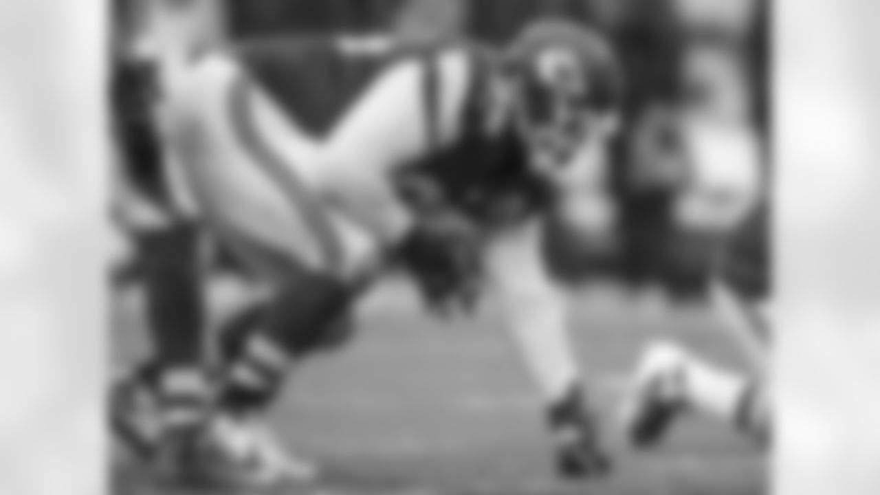 DL Jaye Howard signed on March 10, 2016