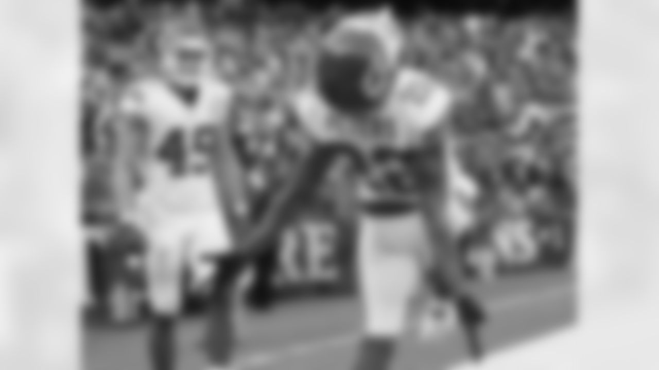 Kansas City Chiefs defensive back Marcus Peters (22) pays tribue to Ray Lewis after his interception touchdown