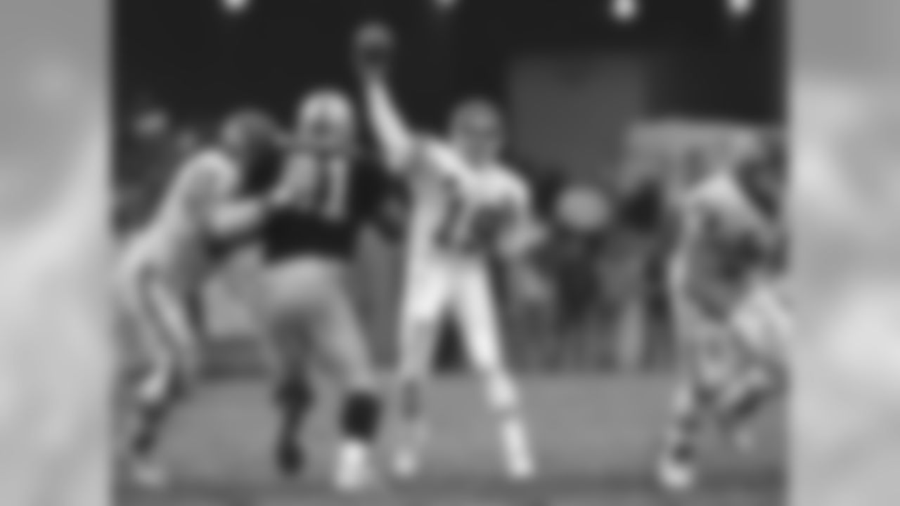 Kansas City Chiefs quarterback Joe Montana (19) throws the ball downfield during a game against the Los Angeles Raiders, Dec. 4 1994. The Chiefs won 19-9.