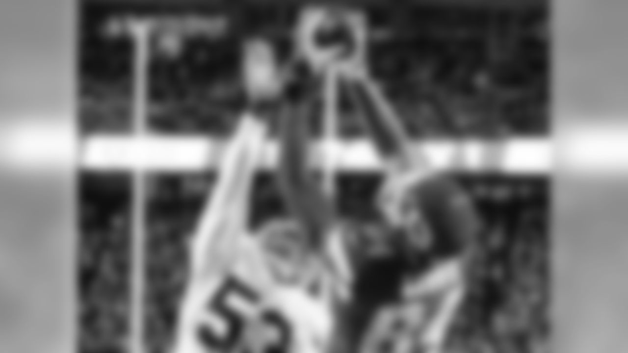 Steve Sanders' comments: "It's in a short-yardage situation. We were in the red zone, and it's always a challenge to get the actual catches, especially when the distance is short. This is Harris' first touchdown, so you know you're not always keying in on him in the offense. As he came across the middle, he high-pointed the ball."