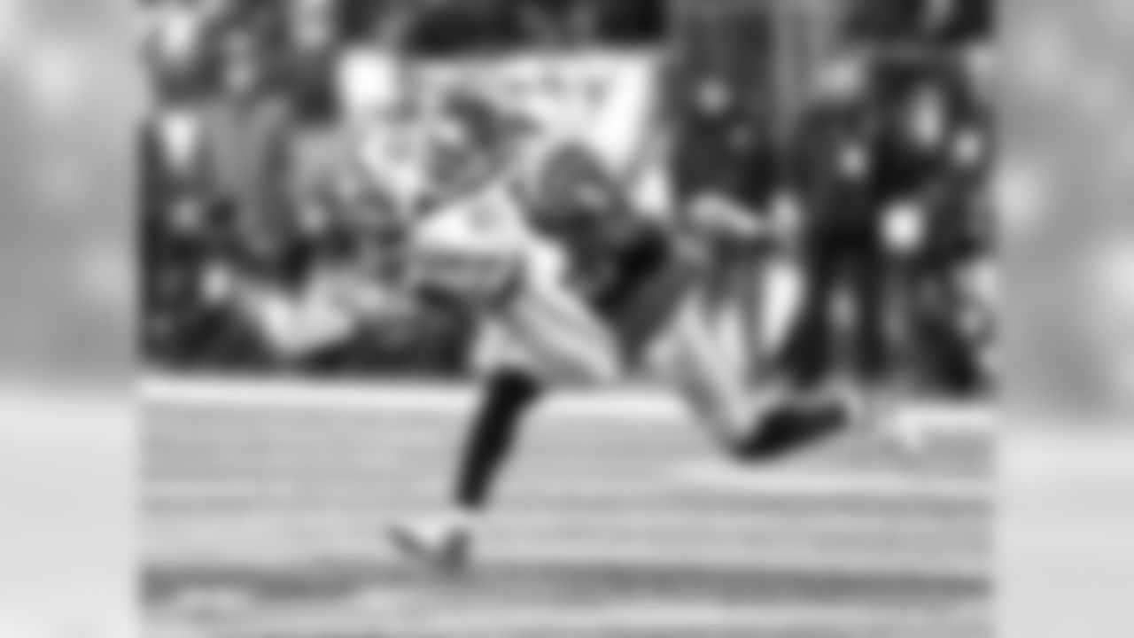 Steve Sanders' Comments: "Jason Avant had a great playoff game, one of the best games I had ever seen him play in his whole career here with the Chiefs. He kind of crossed the middle and Alex Smith led him, and he laid out in this perfect parallel dive. It's one of those pictures that, as a photographer, you always try to get because it's hard to get it—the guy parallel to the ground outstretched and everything sharp."