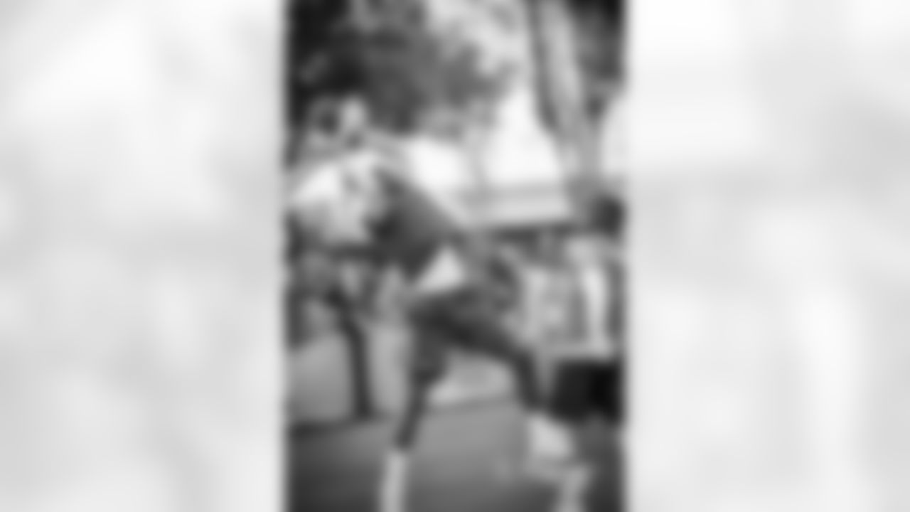 20170128_probowl_dez_bryant_selects_jj29336.jpg