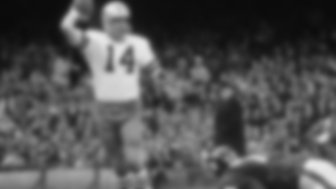 Dallas Cowboys Craig Morton (14 ) during a game against the New York Giants on September 27, 1970
at Yankee Stadium in the Bronx, New York. The Dallas Cowboys beat the Minnesota Vikings 28-10. Craig Morton played for 19 years with 3 different teams(David Durochik via AP)