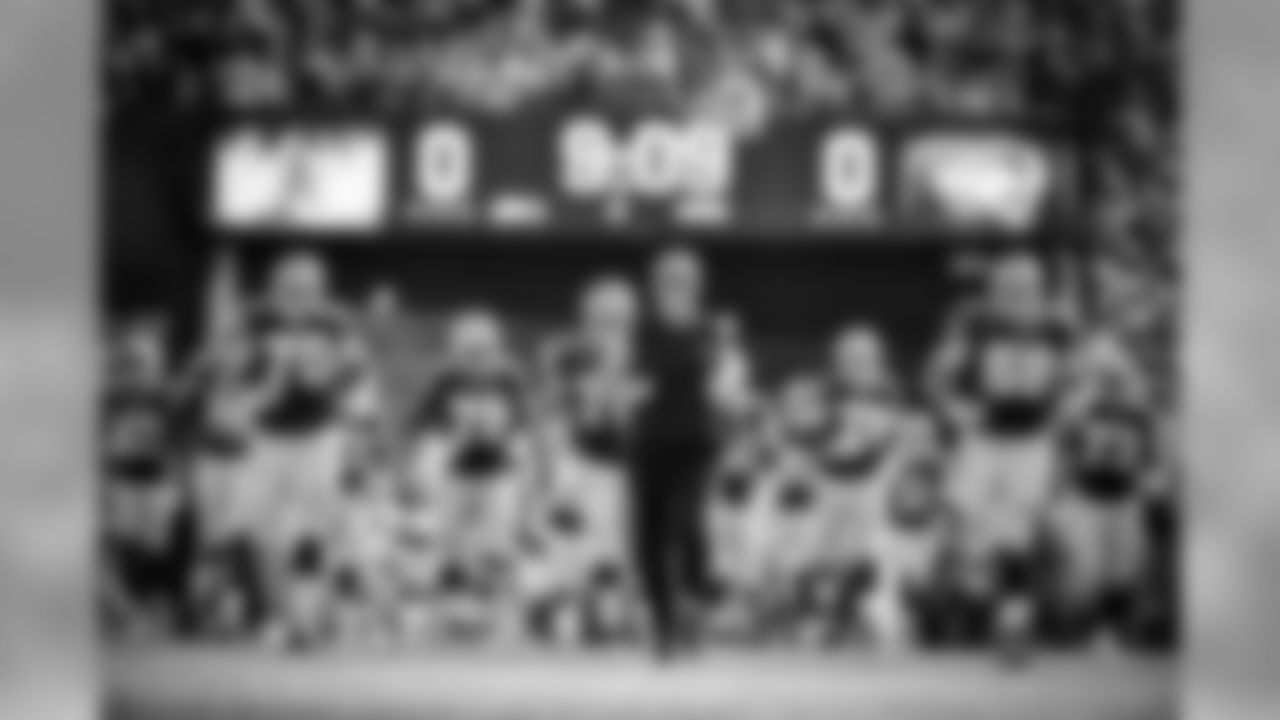 2016_cowboys_rams_coach_leading_team_out_selects_jj1120.jpg
