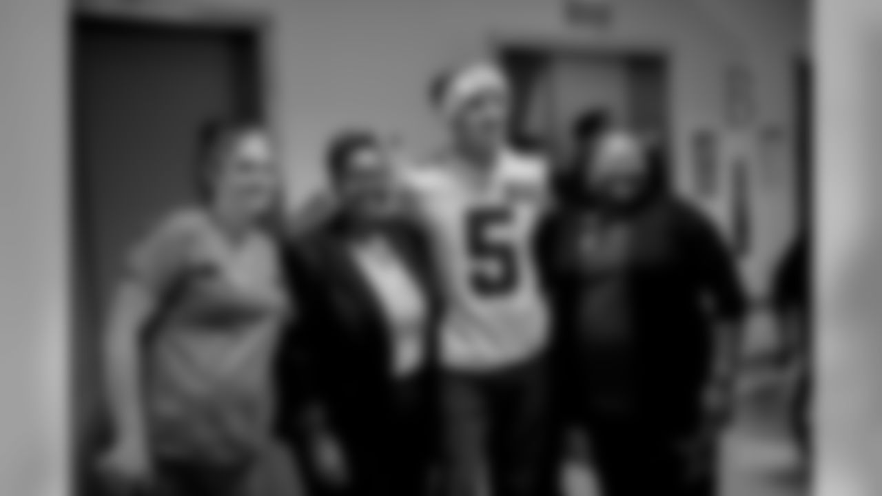 20171204_scottish_rite_hospital_visit_selects_jj62080.jpg