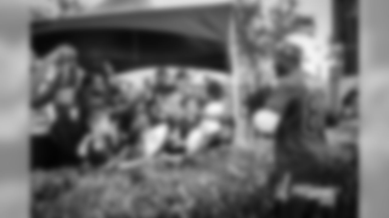 20170127_probowl_dez_bryant_selects_jj29108.jpg