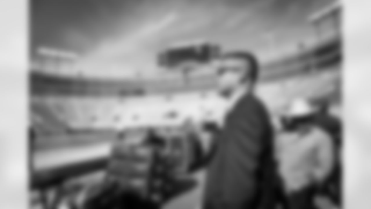 20161016_dal_vs_gb_sponsors_jj1479.jpg