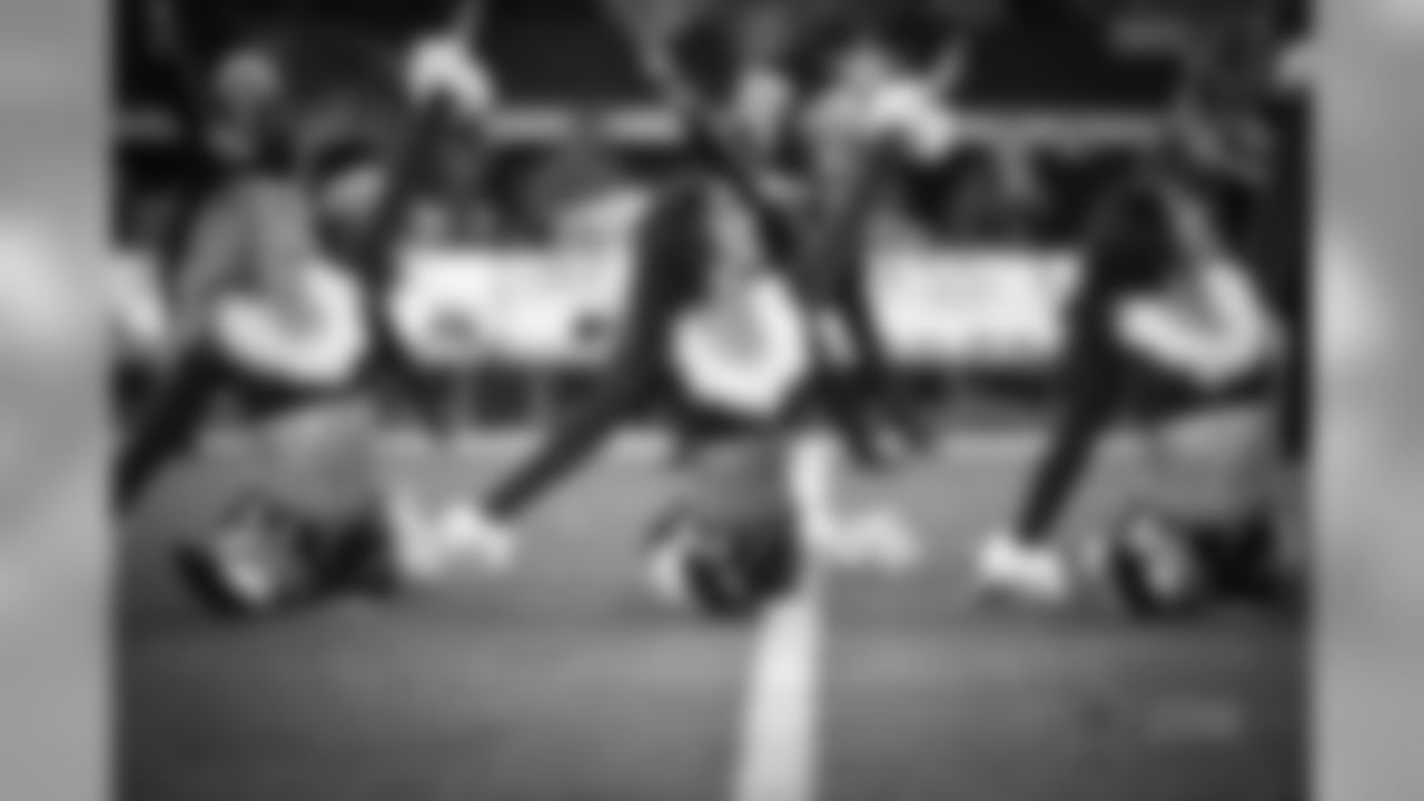 20161218_dal_cheer_all_jj17356.jpg