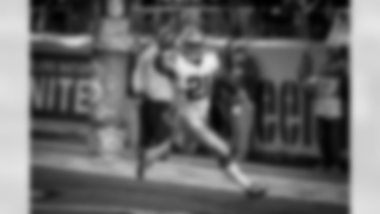 20161114_dal_vs_pit_ezekiel_elliott_selects_jj2051.jpg