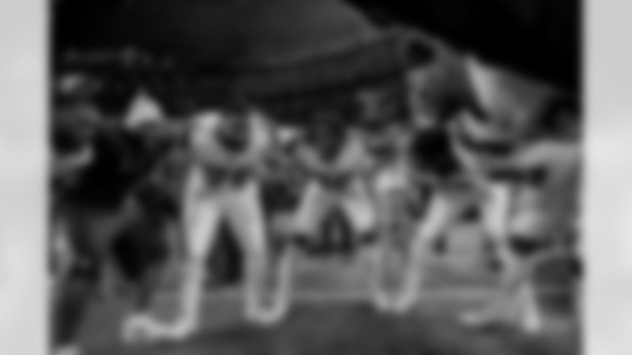 20171130_d_line_huddle_selects_jj61605.jpg