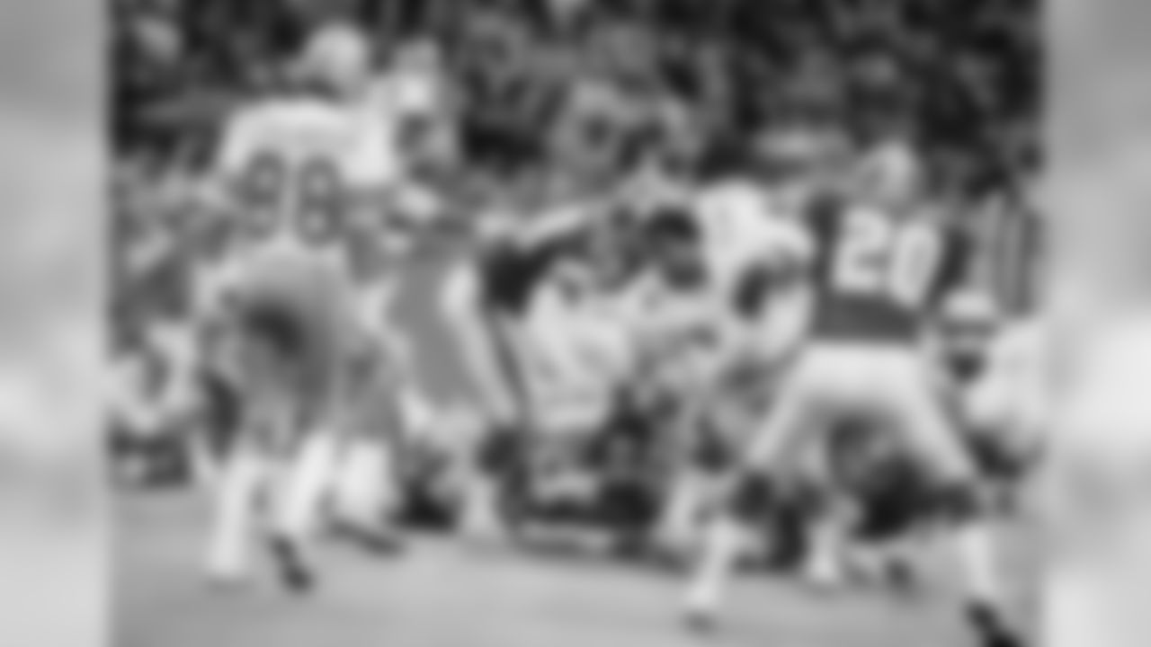 Dallas Cowboys fullback Robert Newhouse (44) breaks loose from a number of Washington Redskins with his load lightened somewhat in the game at Texas Stadium in Irving, Tex., Nov. 24, 1980. Newhouse broke away after the play was whistled dead giving Newhouse only a short gain in the fourth quarter. Dallas won the game, 14-10. (AP Photo/Ron Heflin)