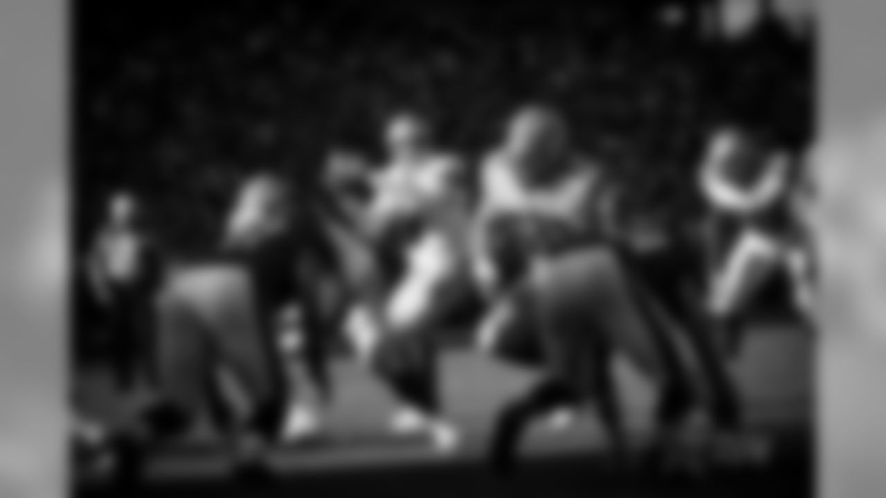 2017101_dal_tony_romo_selects_jj22594.jpg