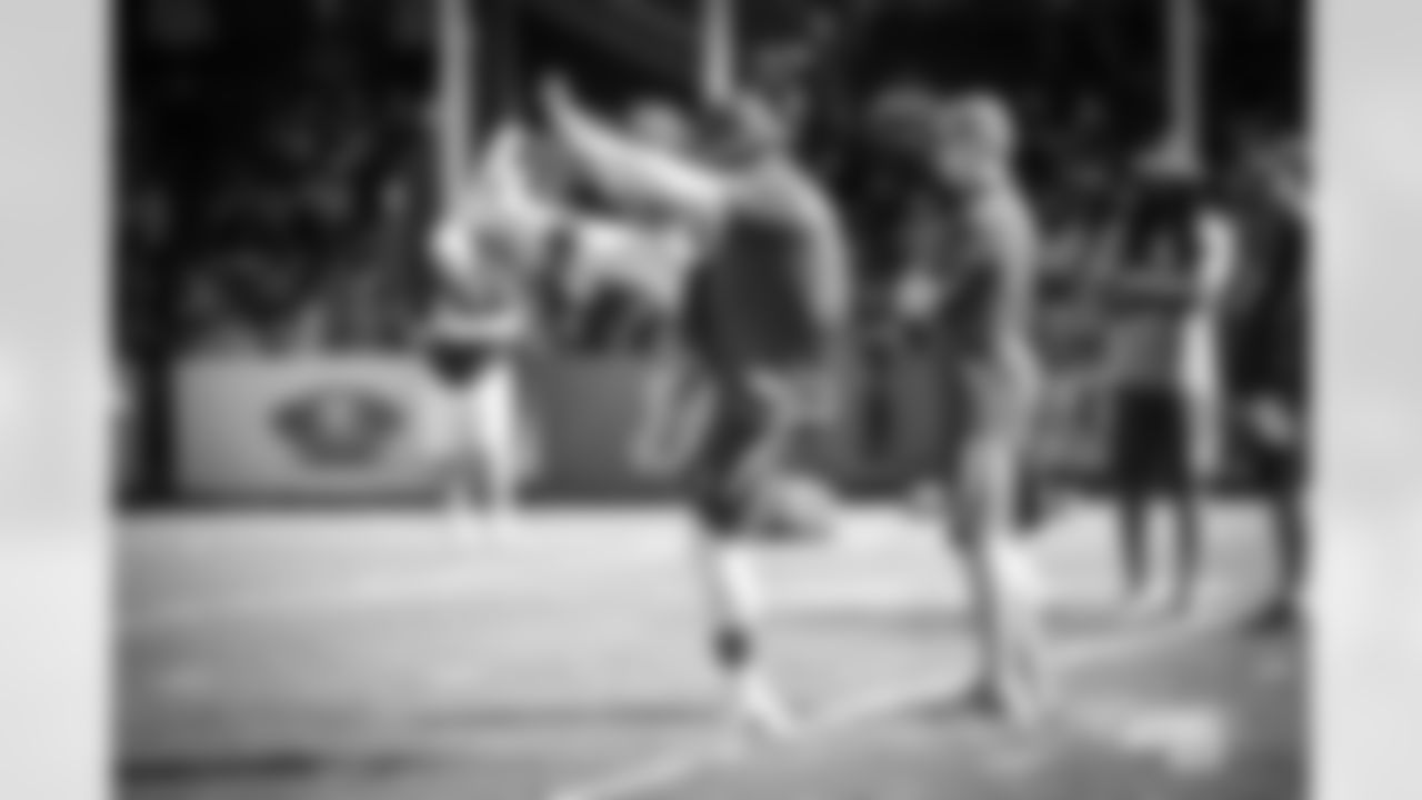 20170126_probowl_ezekiel_elliott_selects_jj28647.jpg