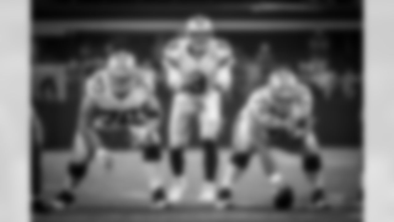 08-19-16_cowboys_vs_miami_tony_romo_selects_jj0815.jpg